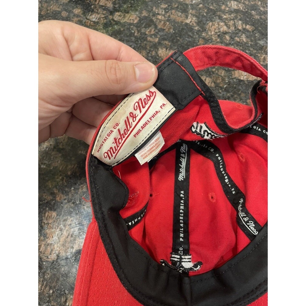 CHICAGO BULLS RED MITCHELL & NESS SOFT/DAD  OFFICIALLY LICENSED- ADJUSTABLE - Picture 6 of 7